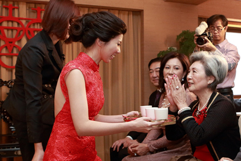 Tea-serving Ceremony and Giving Red Envelopes
